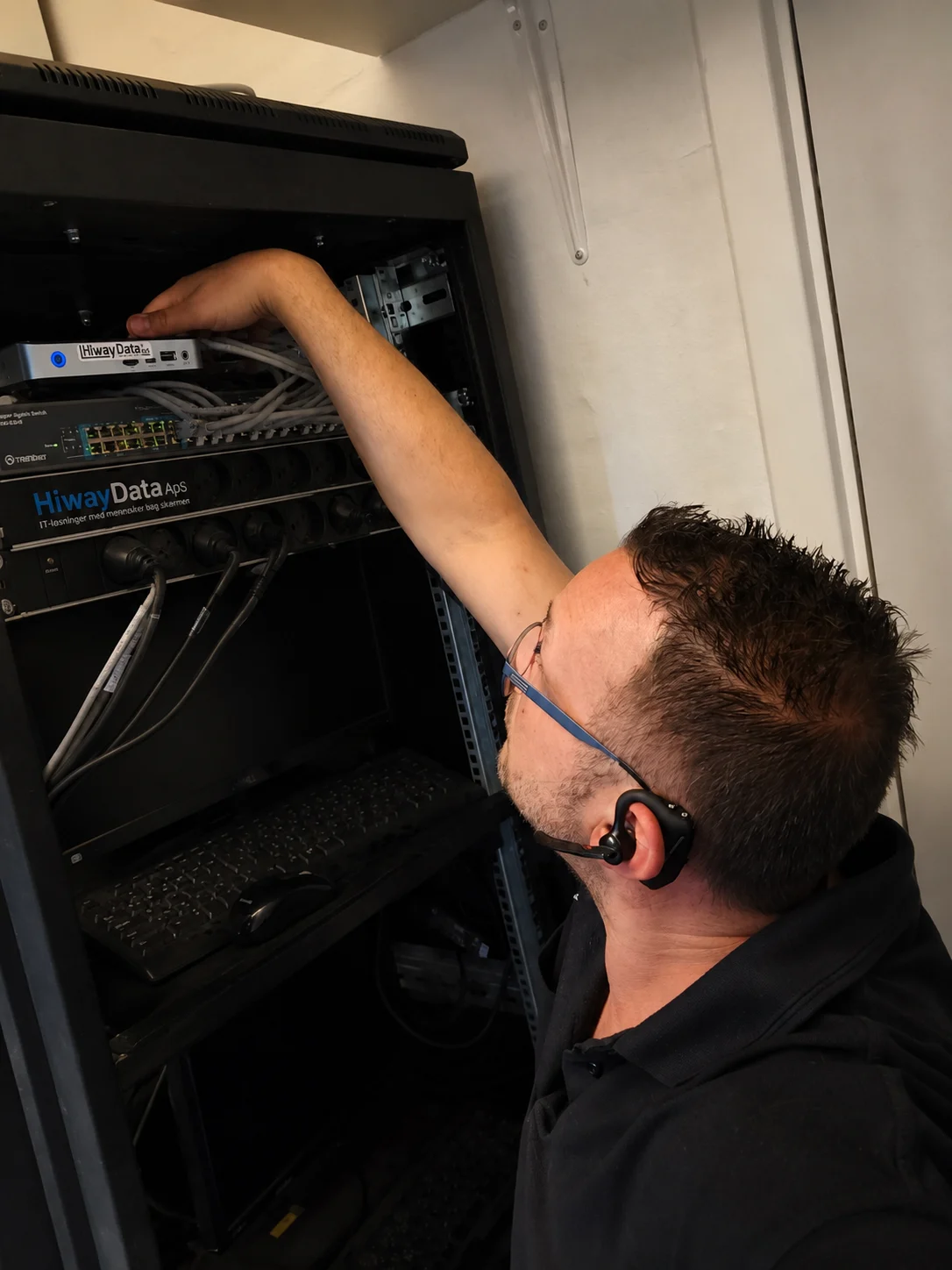Nils fra Hiway Data installerer pfSense-firewall og netværksudstyr hos en kunde i Nordjylland.