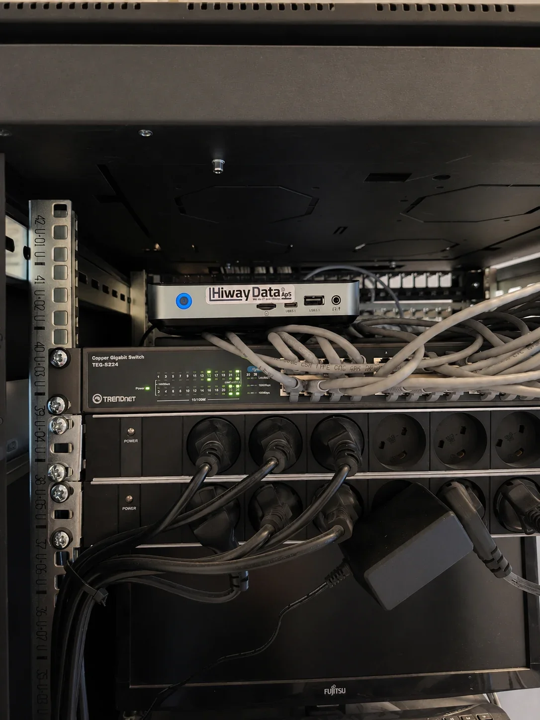 Firewall, switch og netværksudstyr installeret i rackskab af Hiway Data
